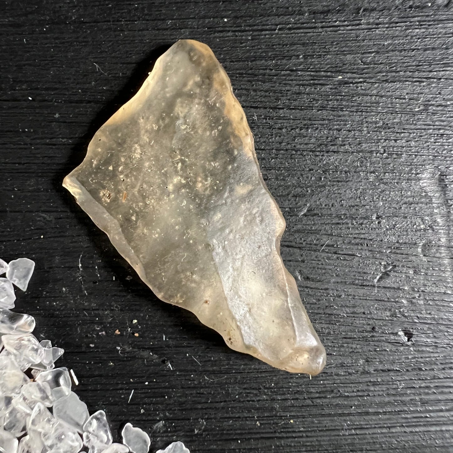 Libysches Wüstenglas Tektit mit unregelmässiger Bruchform, milchig-gelbliche Transparenz und Einschlüssen | Happy Minerals
