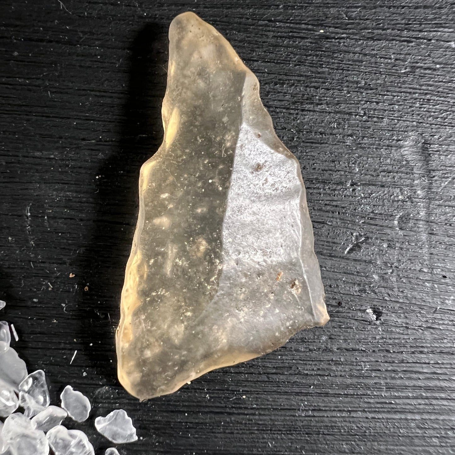 Libysches Wüstenglas Tektit, honigfarben-transparent mit rauer Bruchkante und splittriger Keilform | Happy Minerals