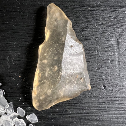 Libysches Wüstenglas Tektit, honigfarben-transparent mit rauer Bruchkante und splittriger Keilform | Happy Minerals