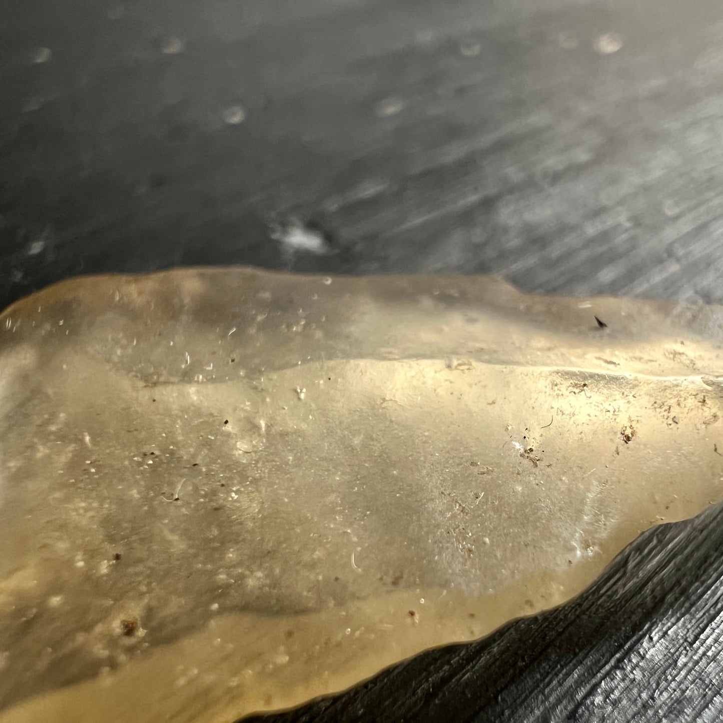 Libysches Wüstenglas Tektit, honiggelb transluzent mit dunklen Einschlüssen, unregelmäßig geformt | Happy Minerals