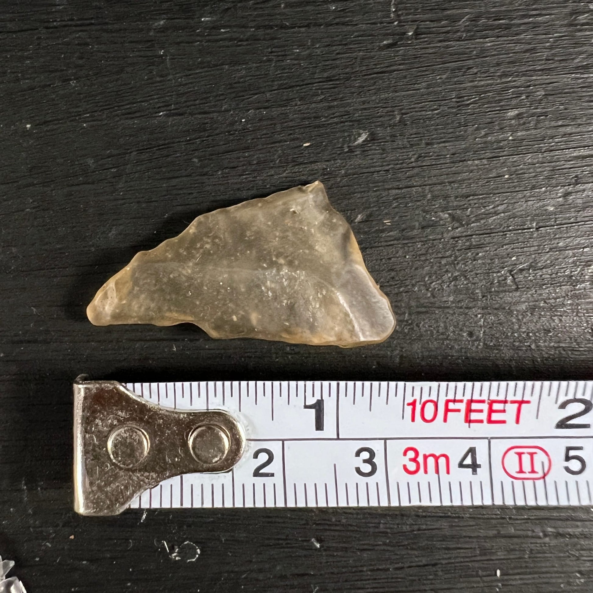 Libysches Wüstenglas Tektit, honiggelb-transluzent mit muscheligem Bruch und scharfen Kanten, unregelmäßig geformt | Happy Minerals