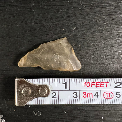 Libysches Wüstenglas Tektit, honiggelb-transluzent mit muscheligem Bruch und scharfen Kanten, unregelmäßig geformt | Happy Minerals