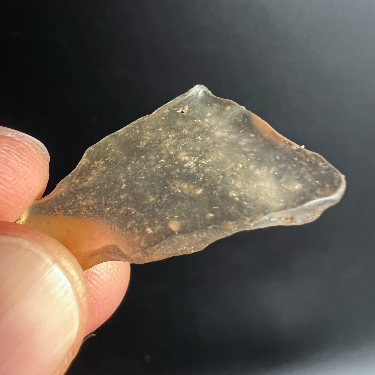 Libysches Wüstenglas Tektit, unregelmäßig geformtes Splitterstück, glasig-transluzent mit grauem Schleier | Happy Minerals
