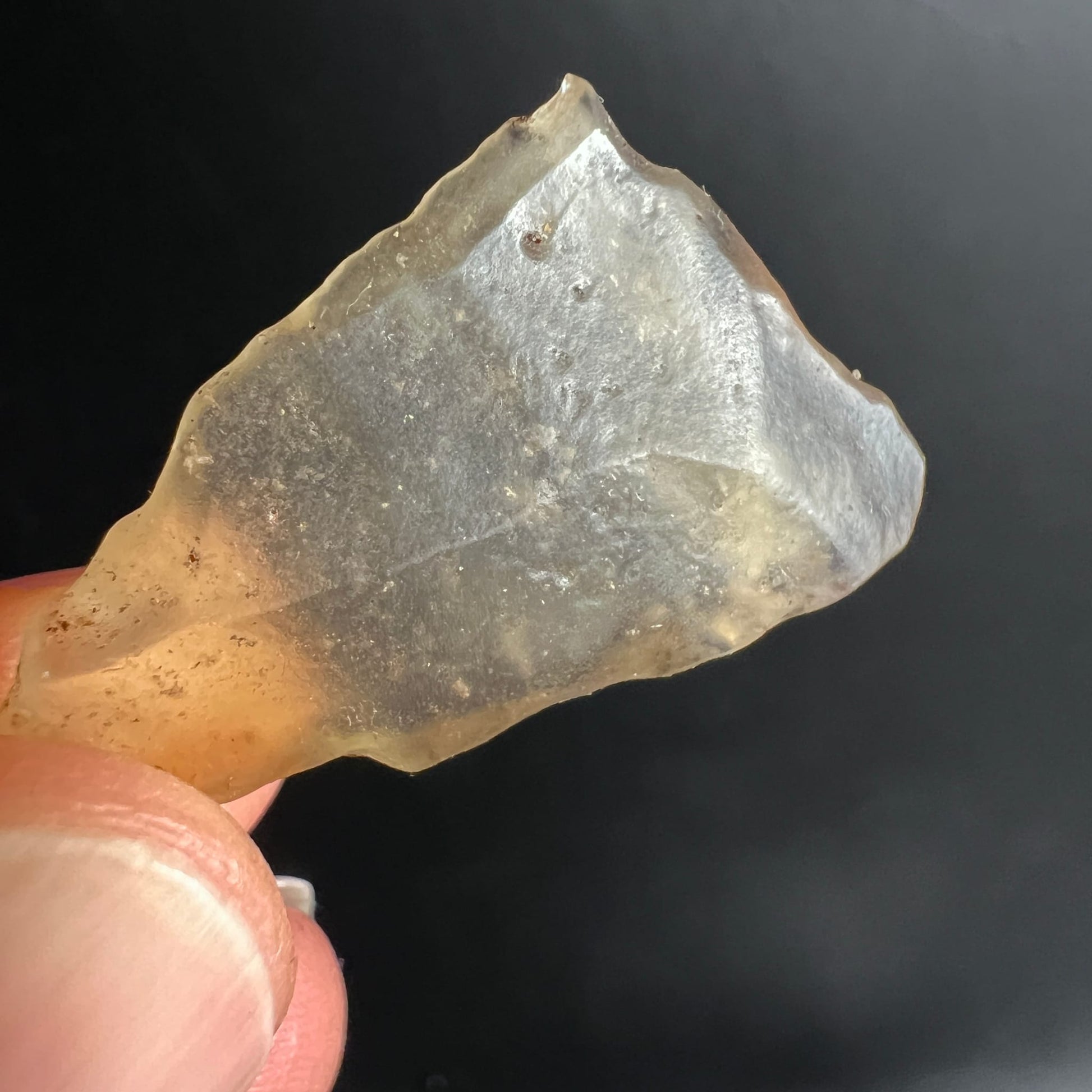Libysches Wüstenglas Tektit, glasklar mit milchig-mattierten Facetten und scharfen Bruchkanten | Happy Minerals