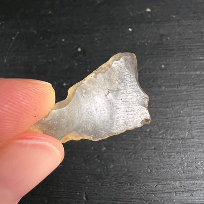 Wüstenglas Tektit unregelmässige Scherbenform, transparent-milchig mit feinen Fliesslinien und rauer Bruchkante | Happy Minerals