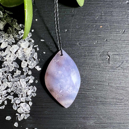Lila Chalcedon Anhänger in eleganter Blattform mit schwarzem Band | Madagaskar | Happy Minerals