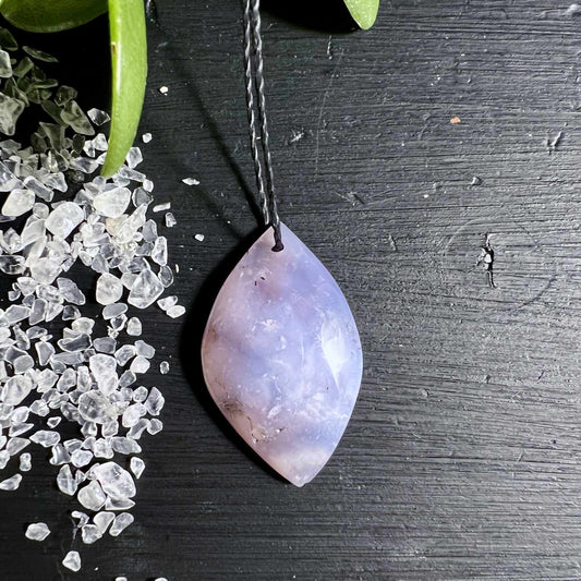 Lila Chalcedon Anhänger in eleganter Blattform mit schwarzem Band | Madagaskar | Happy Minerals