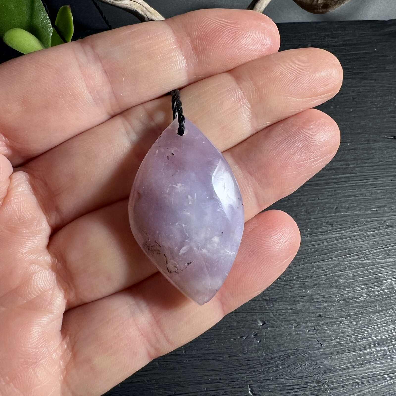 Lila Chalcedon Anhänger in Hand zeigt Größe 40mm | Zarte Lavendelfarbe | Happy Minerals