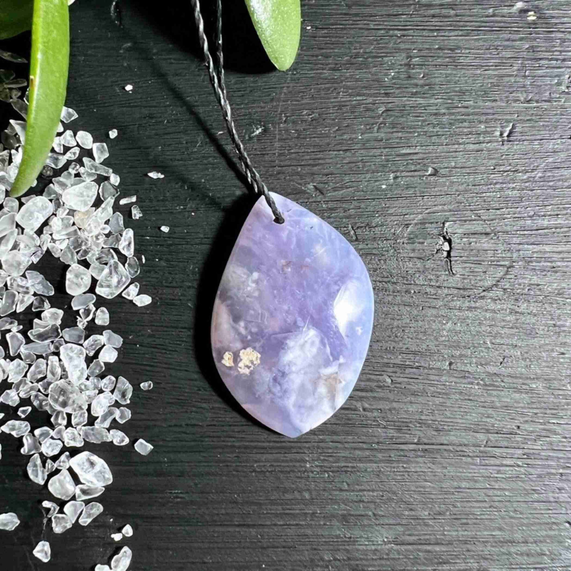 Chalcedon Flieder Rückseite mit sanftem Rosa-Violett Verlauf | Gebohrt | Happy Minerals