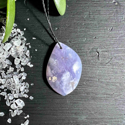 Chalcedon Flieder Rückseite mit sanftem Rosa-Violett Verlauf | Gebohrt | Happy Minerals