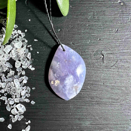 Chalcedon Flieder Rückseite mit sanftem Rosa-Violett Verlauf | Gebohrt | Happy Minerals