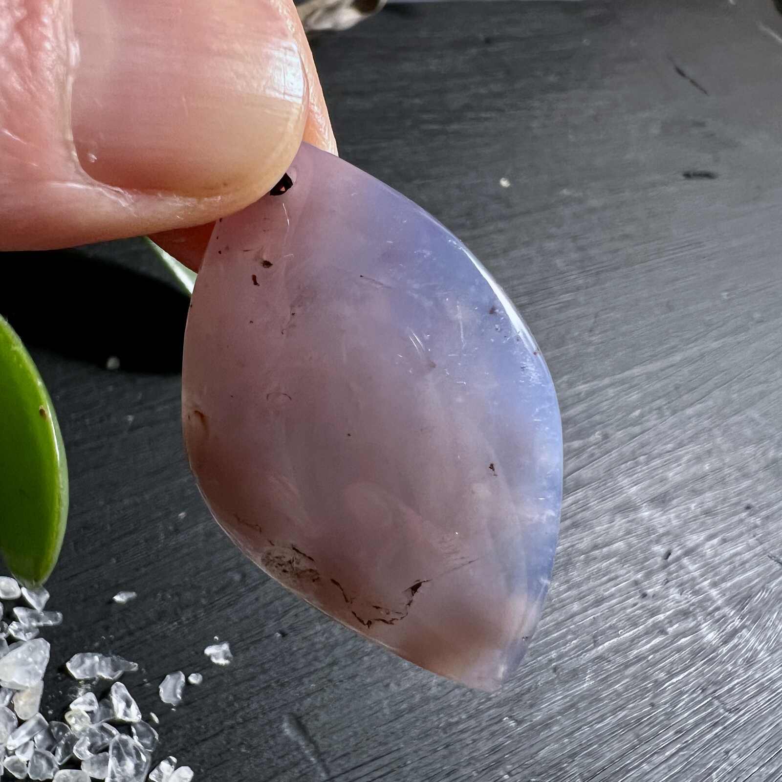 Lila Chalcedon Marquise Form aus Madagaskar | Flieder mit Rosa Nuancen | Happy Minerals