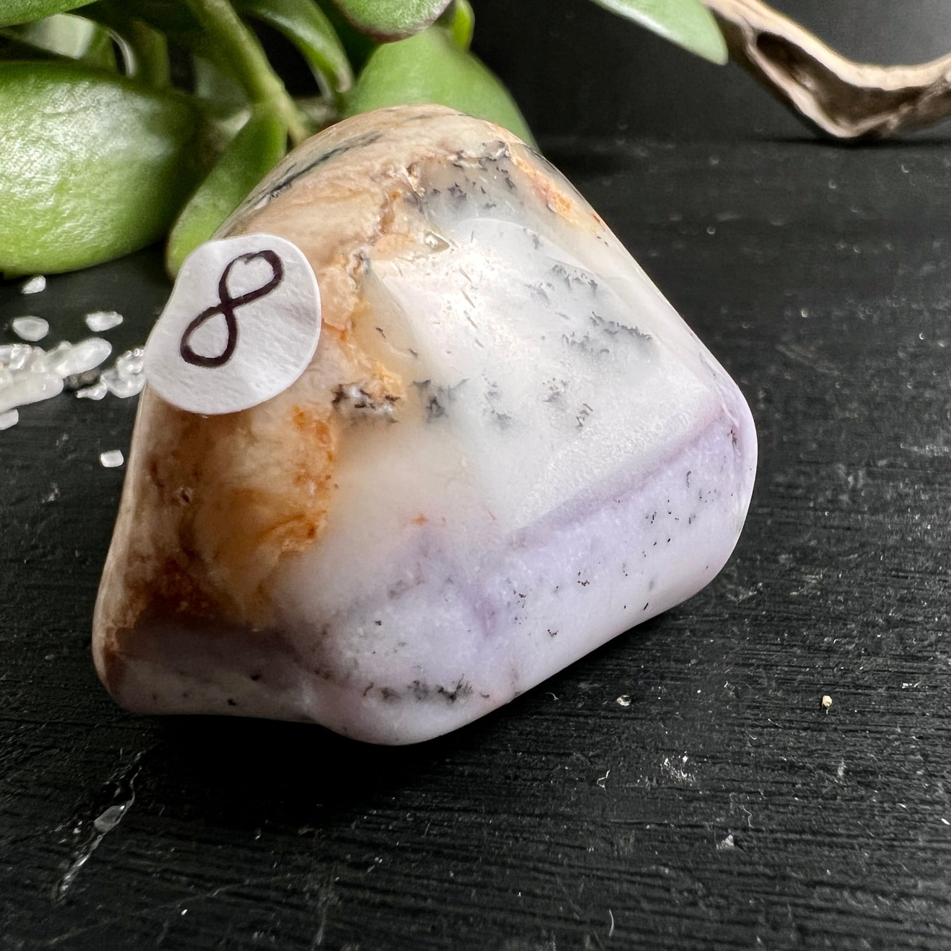 Lila Dendritenopal Trommelstein, cremig-weiss mit lavendel Streifen, orange-braunen Schlieren und schwarzen Dendriten-Einschlüssen, poliert | Happy Minerals