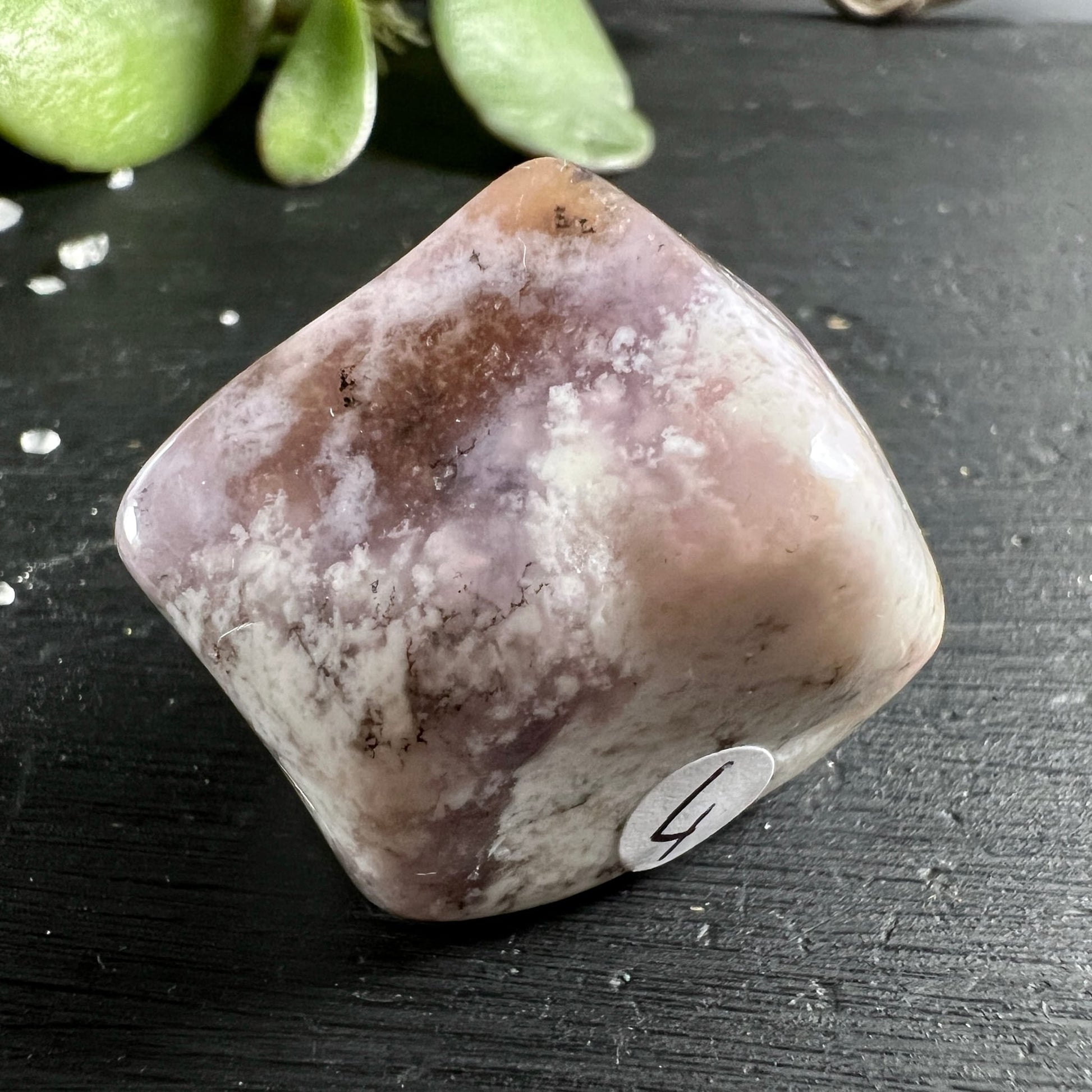 Lila Dendritenopal Trommelstein, cremig-weiss mit violetten Zonen, rotbraunen Schlieren und schwarzen Dendriteneinschlüssen, poliert | Happy Minerals