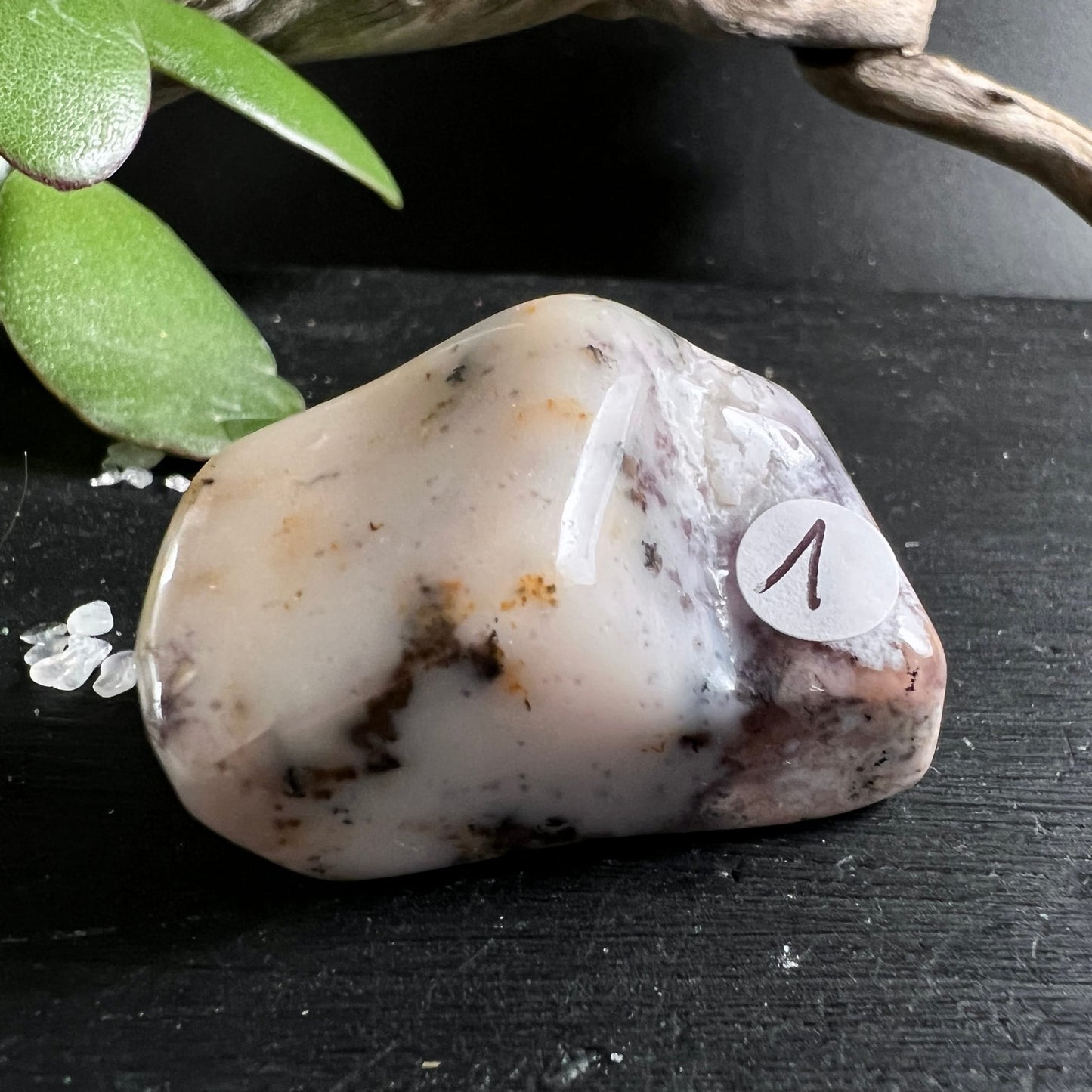 Dendritenopal Trommelstein, cremig-weiss mit lila-rosa Zonen, braunen Dendriten-Einschlüssen und orangegelben Flecken, poliert | Happy Minerals