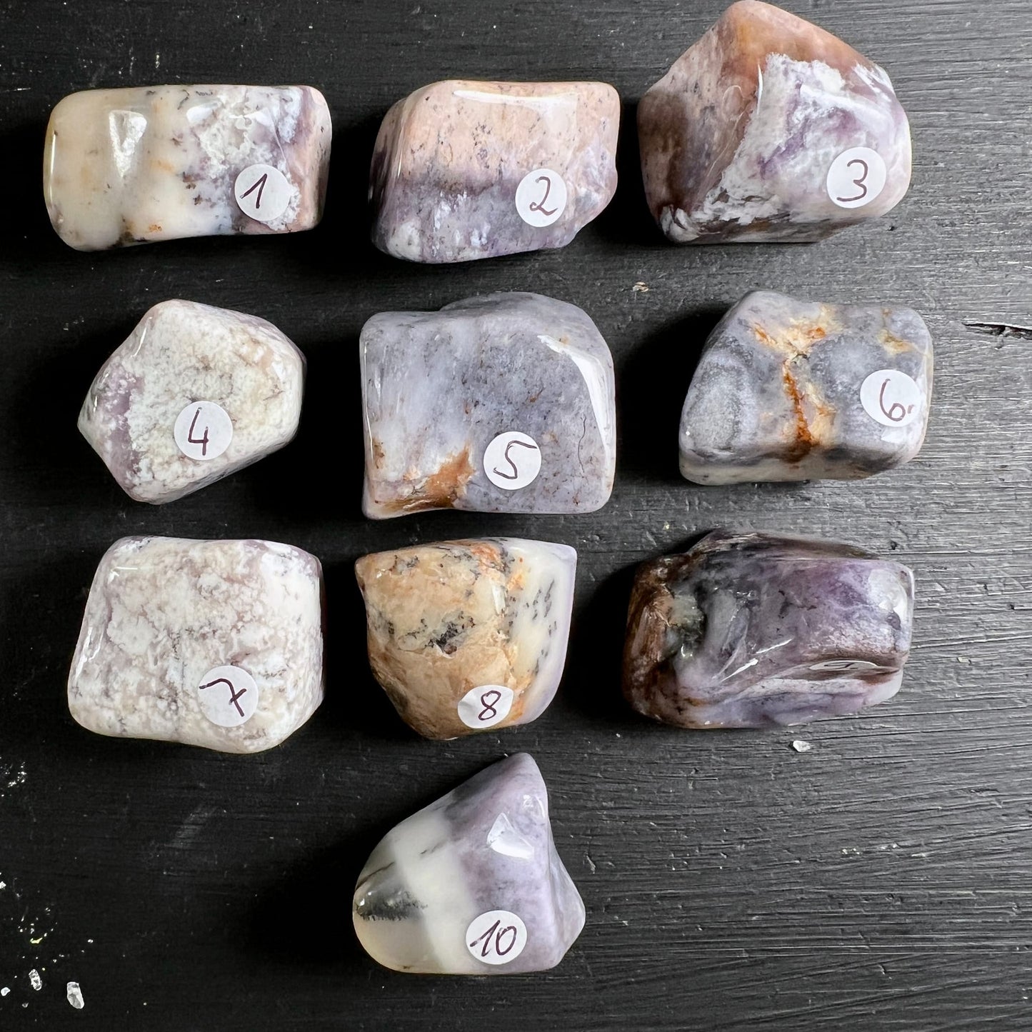 Lila Dendritenopal Trommelsteine, cremig-weiss mit lilavioletten Zonen, schwarzen Dendriten-Einschlüssen, rotbraunen Schlieren, poliert | Happy Minerals