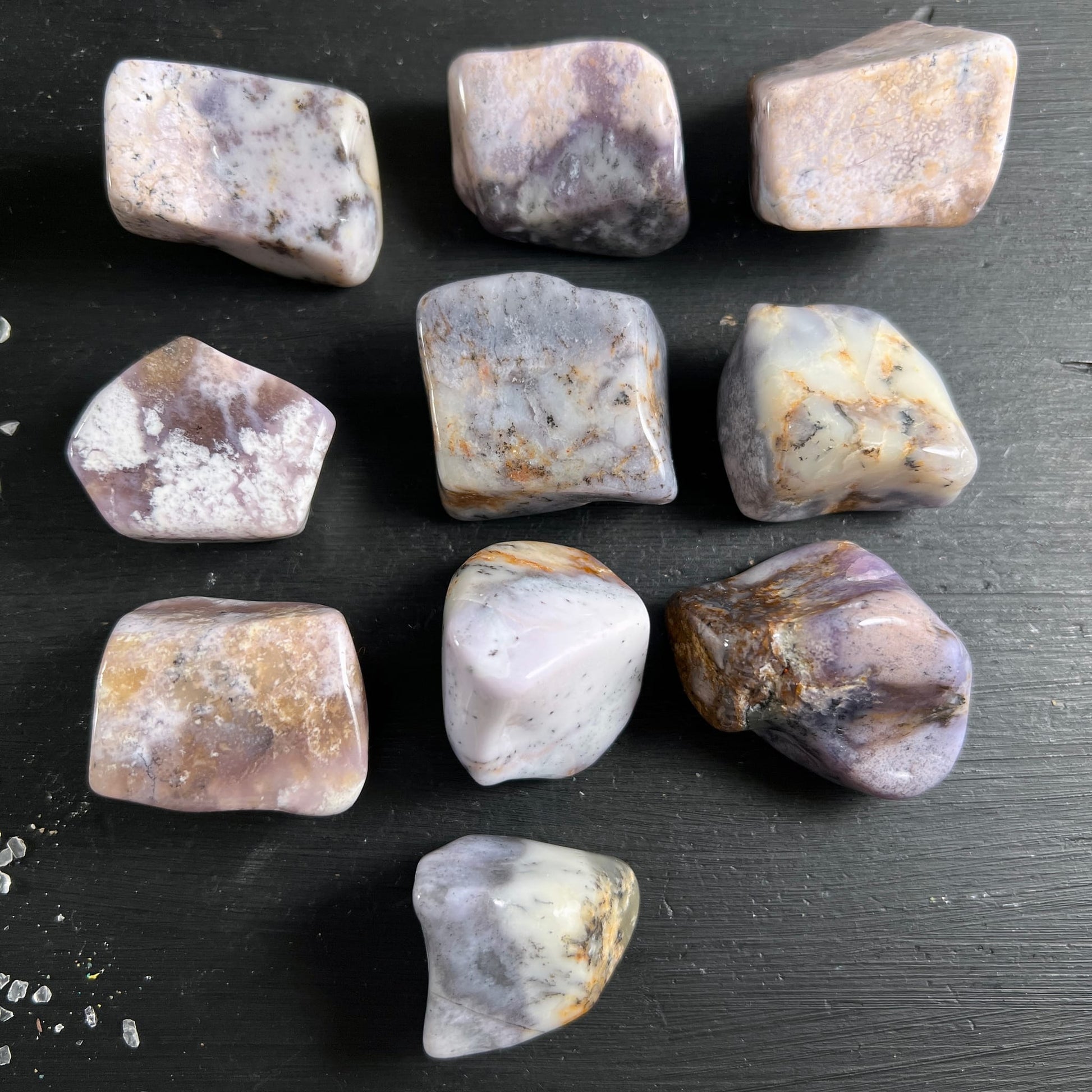 Lila Dendritenopal Trommelsteine, cremig-lavendel mit braunen Dendriten, orange Schlieren, poliert | Happy Minerals
