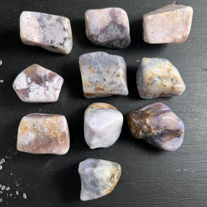 Lila Dendritenopal Trommelsteine, cremig-lavendel mit braunen Dendriten, orange Schlieren, poliert | Happy Minerals