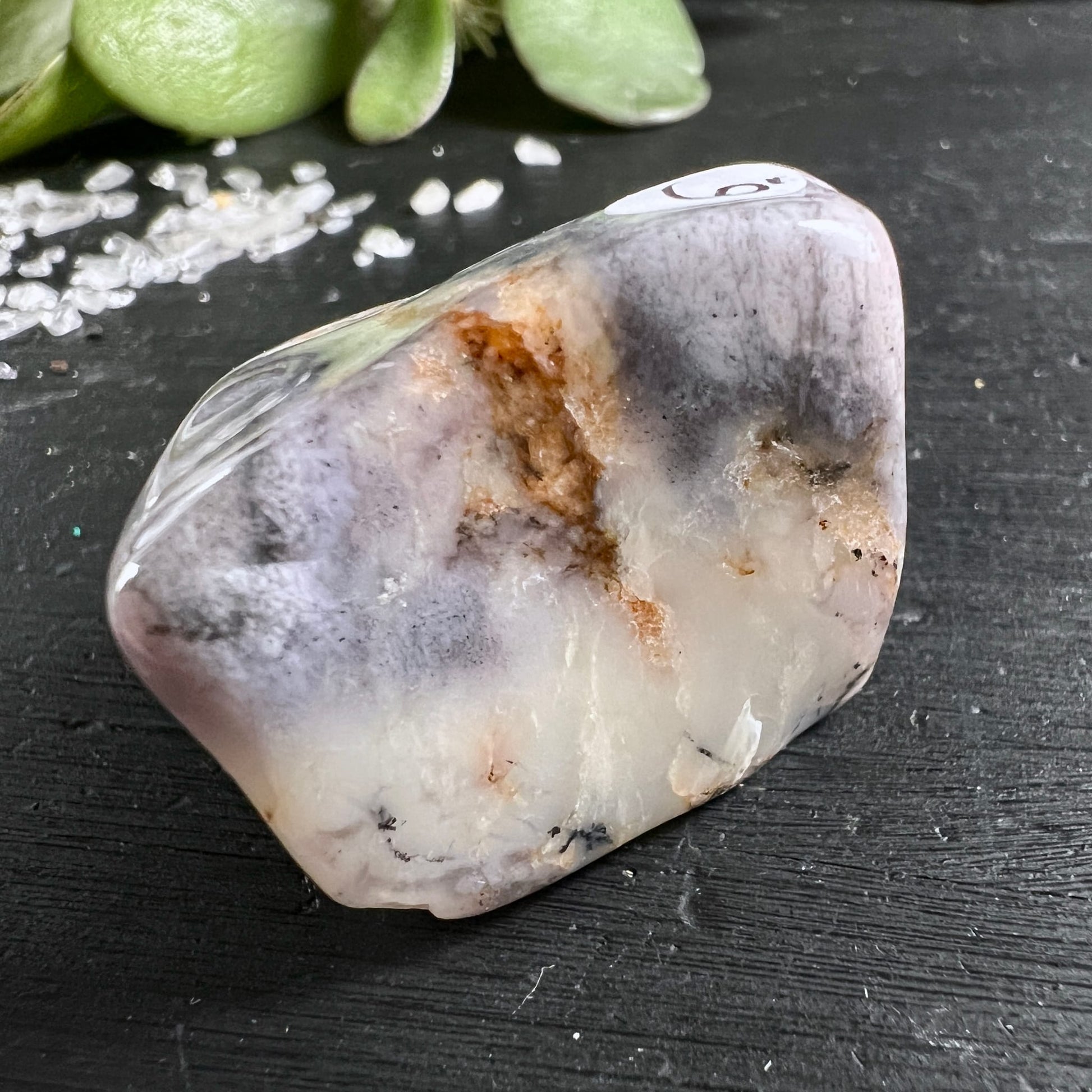 Lila Dendritenopal Trommelstein, cremig-weiss mit violetten Wolken, rostbraunen Schlieren und schwarzen Dendriten, poliert | Happy Minerals