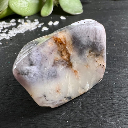 Lila Dendritenopal Trommelstein, cremig-weiss mit violetten Wolken, rostbraunen Schlieren und schwarzen Dendriten, poliert | Happy Minerals