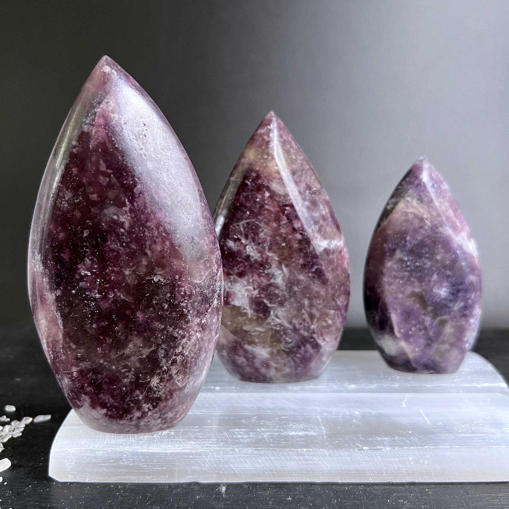 Lithium Lepidolith Flammen Trio | violett-lila | Selenitbasis | Madagaskar | Happy Minerals | Variante 1