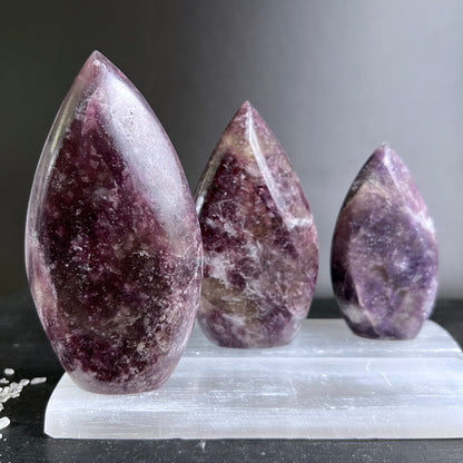 Lithium Lepidolith Flammen Trio | violett-lila | Selenitbasis | Madagaskar | Happy Minerals | Variante 1