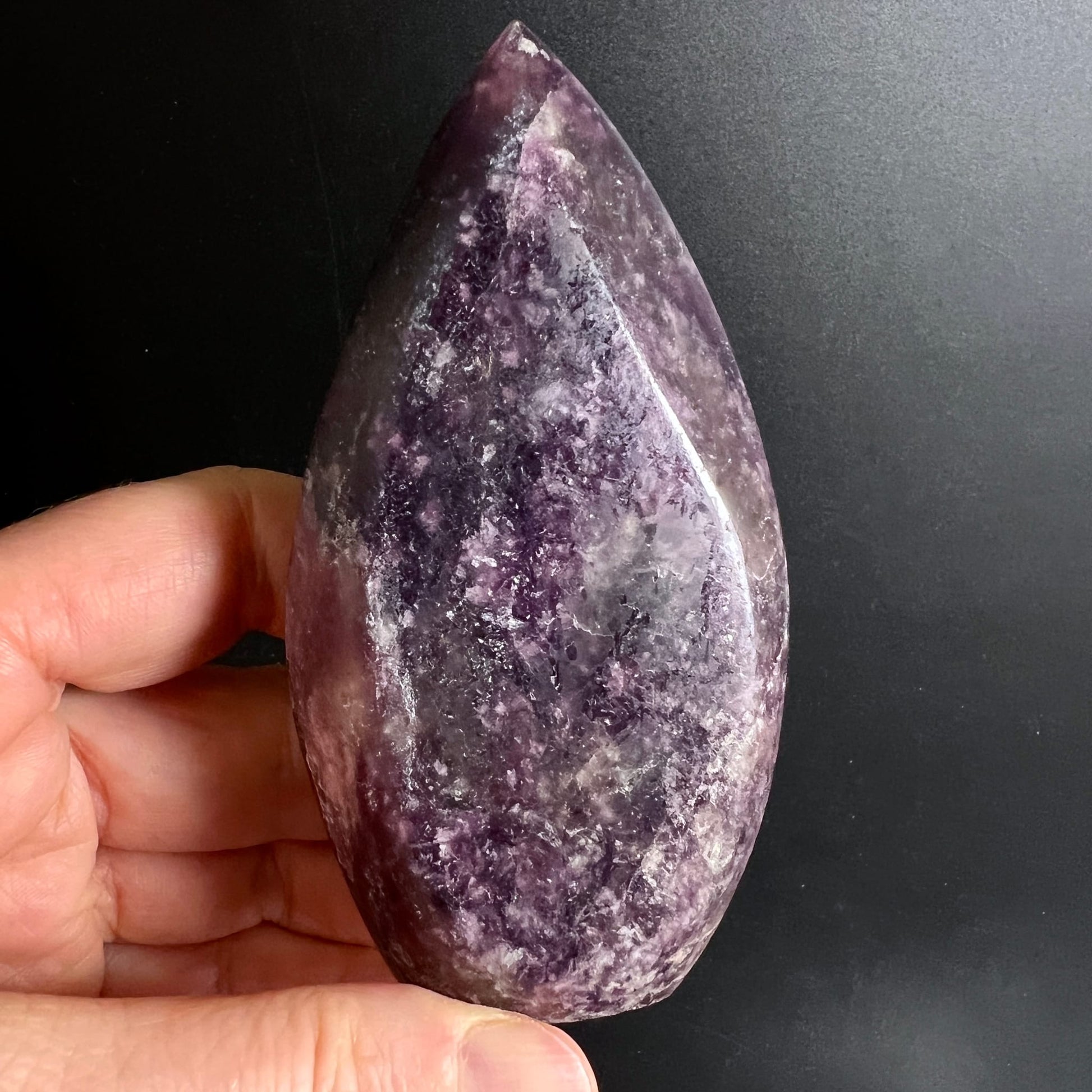 Lithium Lepidolith Flamme | in der Hand | dunkel-lila | Rueckseite | natuerliche Struktur | Madagaskar | Happy Minerals | Variante 10