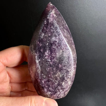 Lithium Lepidolith Flamme | in der Hand | dunkel-lila | Rueckseite | natuerliche Struktur | Madagaskar | Happy Minerals | Variante 10