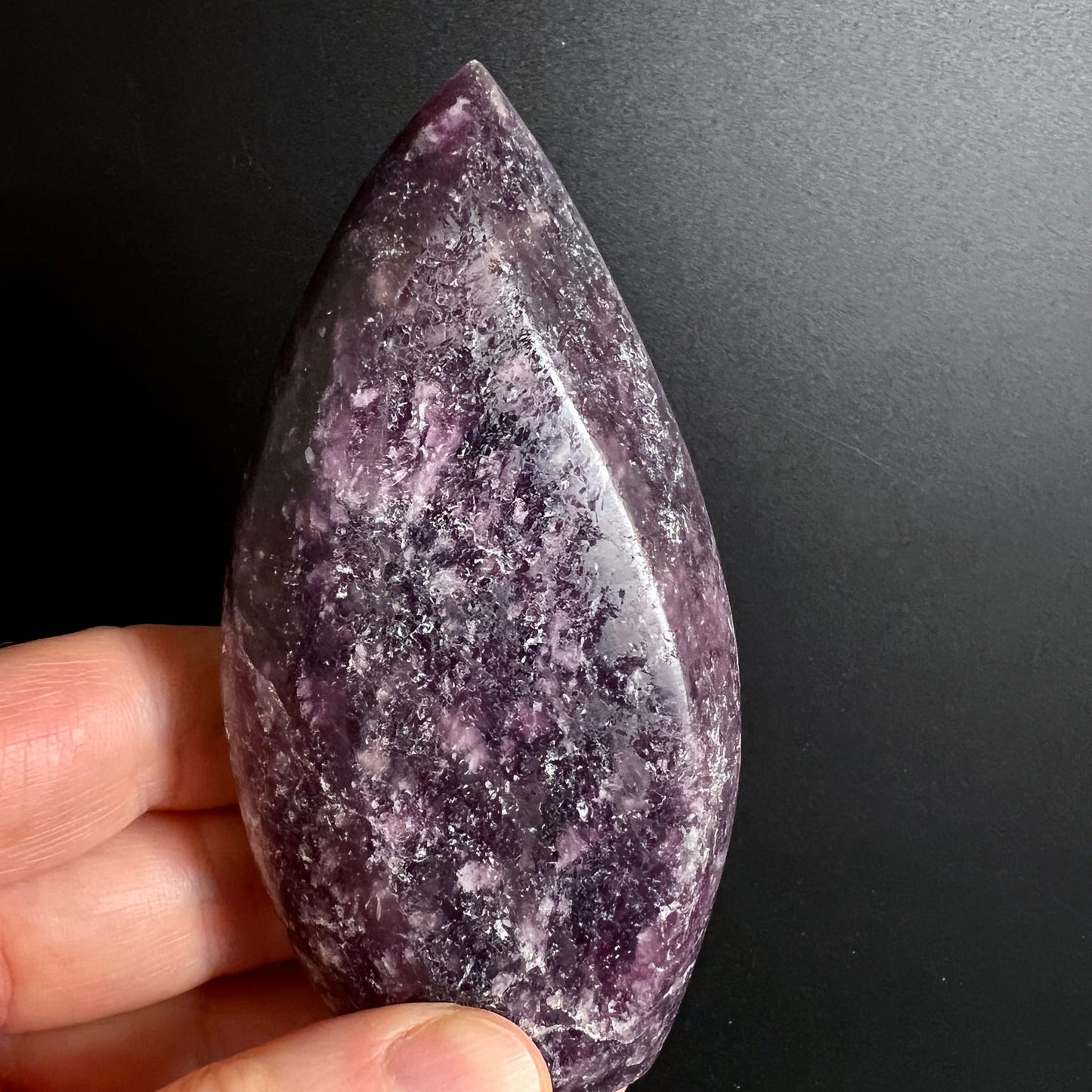 Lithium Lepidolith Flamme | in der Hand | glatte Oberflaeche | zartes Lila | Madagaskar | Happy Minerals | Variante 4