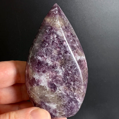 Lithium Lepidolith Flamme | in der Hand | intensive Fleckenmuster | dunkelviolett | Madagaskar | Happy Minerals | Variante 5