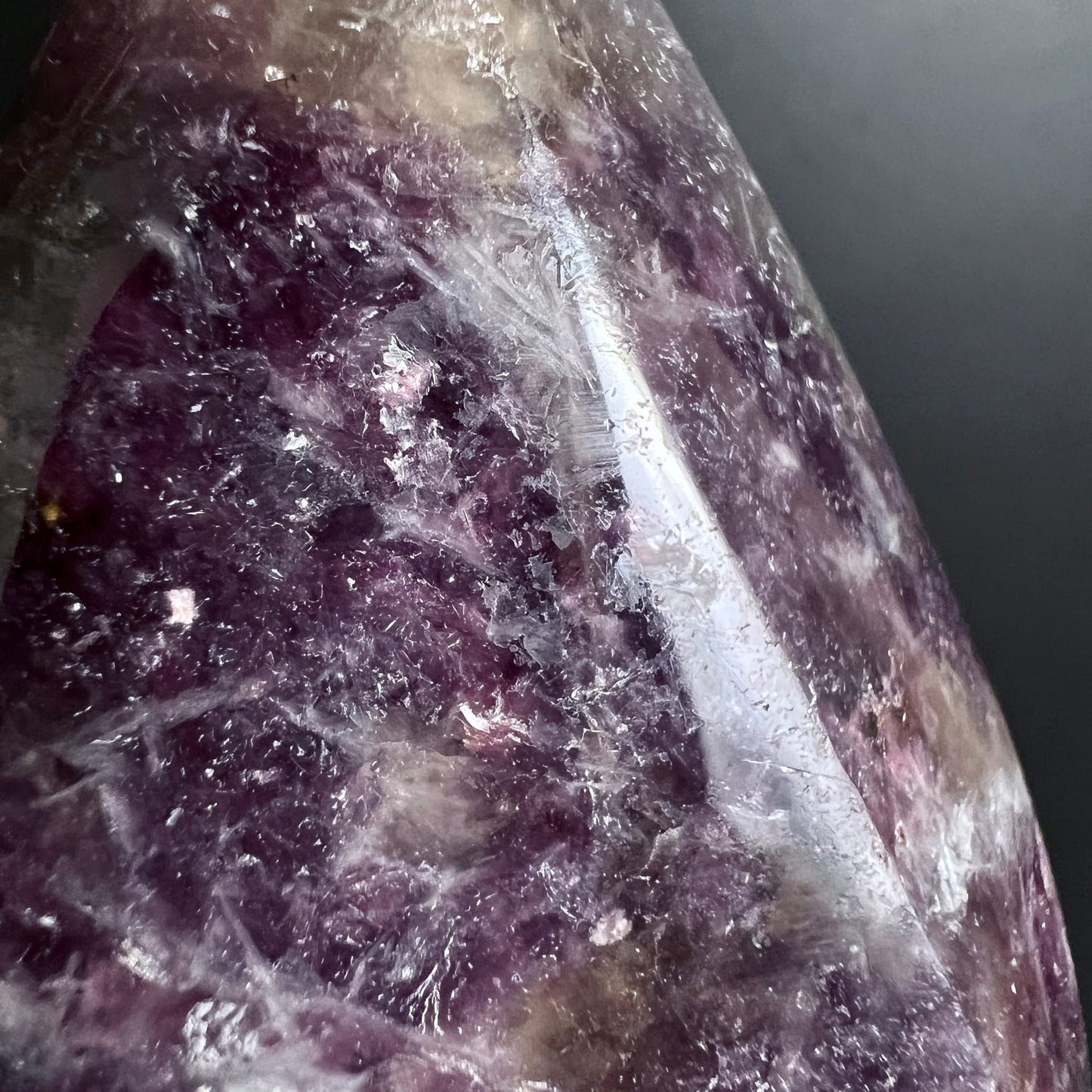 Lithium Lepidolith Flamme | Nahaufnahme | Glimmerstruktur | silbrige Einschluesse | Madagaskar | Happy Minerals | Variante 6