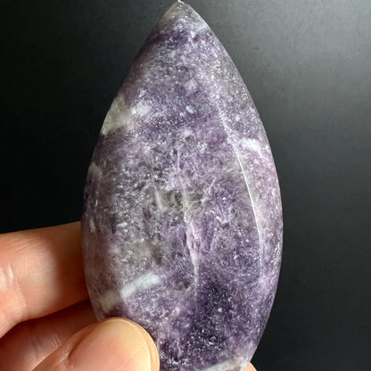 Lithium Lepidolith Flamme | in der Hand | helles Lila | weisse Adern | glaenzend poliert | Madagaskar | Happy Minerals | Variante 7