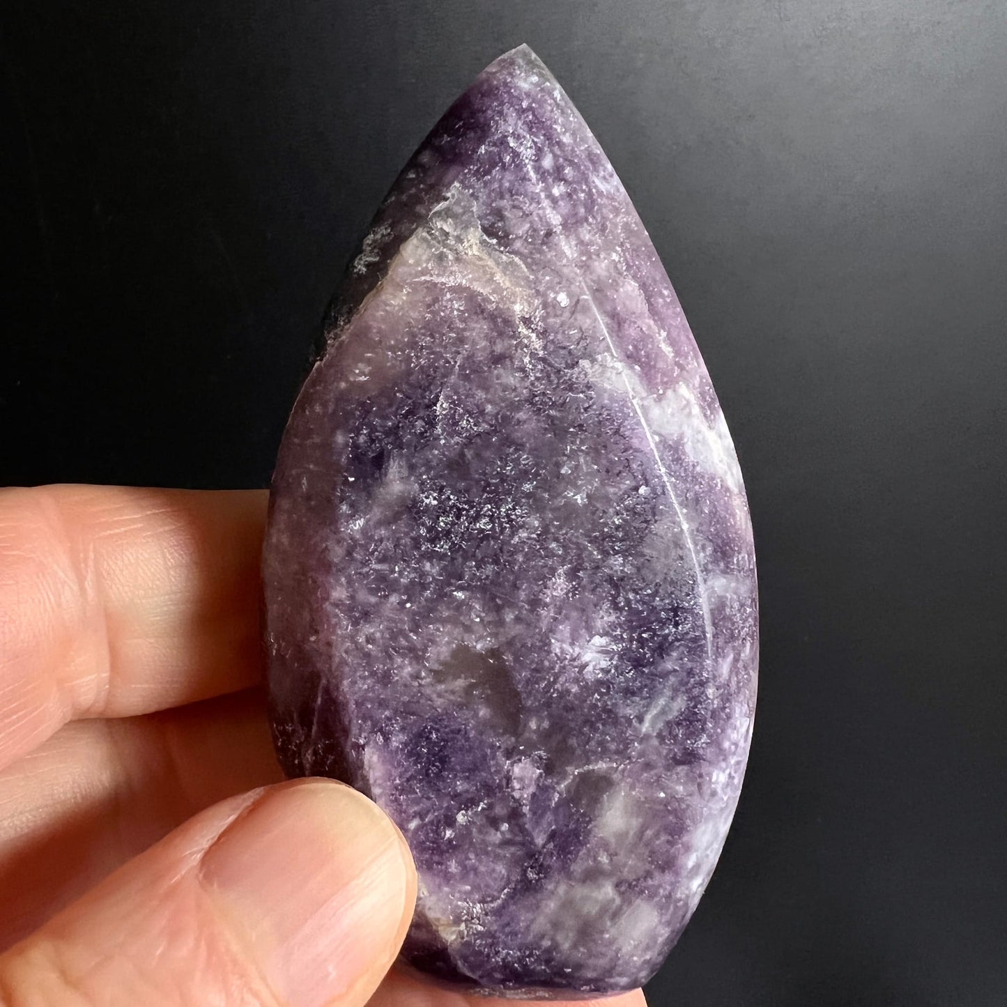 Lithium Lepidolith Flamme | in der Hand | sattes Violett | kristalline Textur | Madagaskar | Happy Minerals | Variante 8