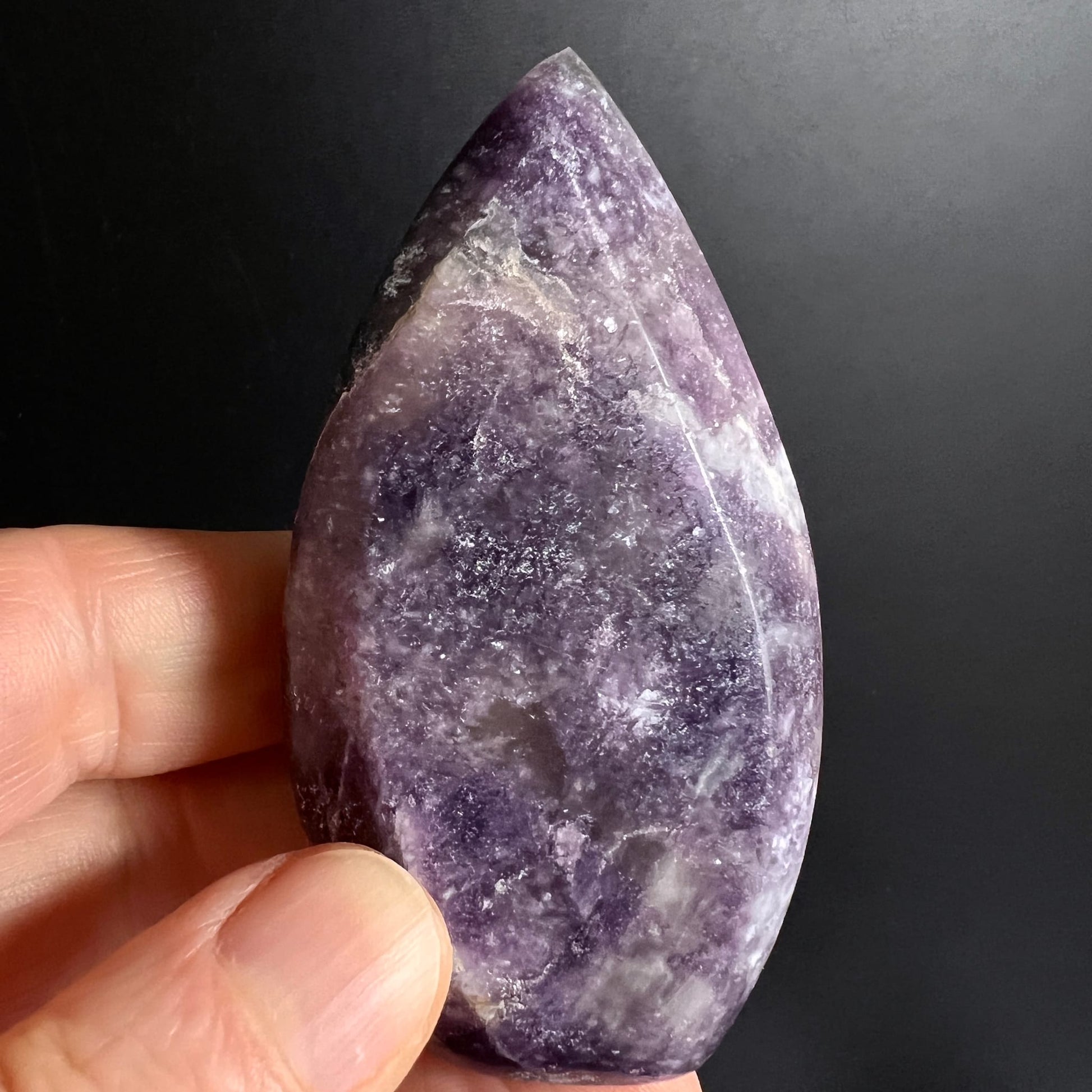 Lithium Lepidolith Flamme | in der Hand | sattes Violett | kristalline Textur | Madagaskar | Happy Minerals | Variante 8