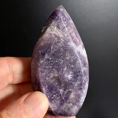 Lithium Lepidolith Flamme | in der Hand | sattes Violett | kristalline Textur | Madagaskar | Happy Minerals | Variante 8