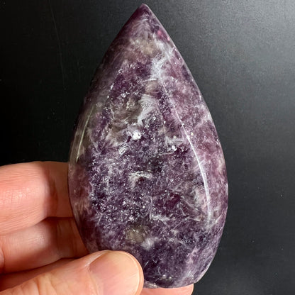 Lithium Lepidolith Flamme | in der Hand | mittleres Lila | weisse Wolken | samtiger Glanz | Madagaskar | Happy Minerals | Variante 9