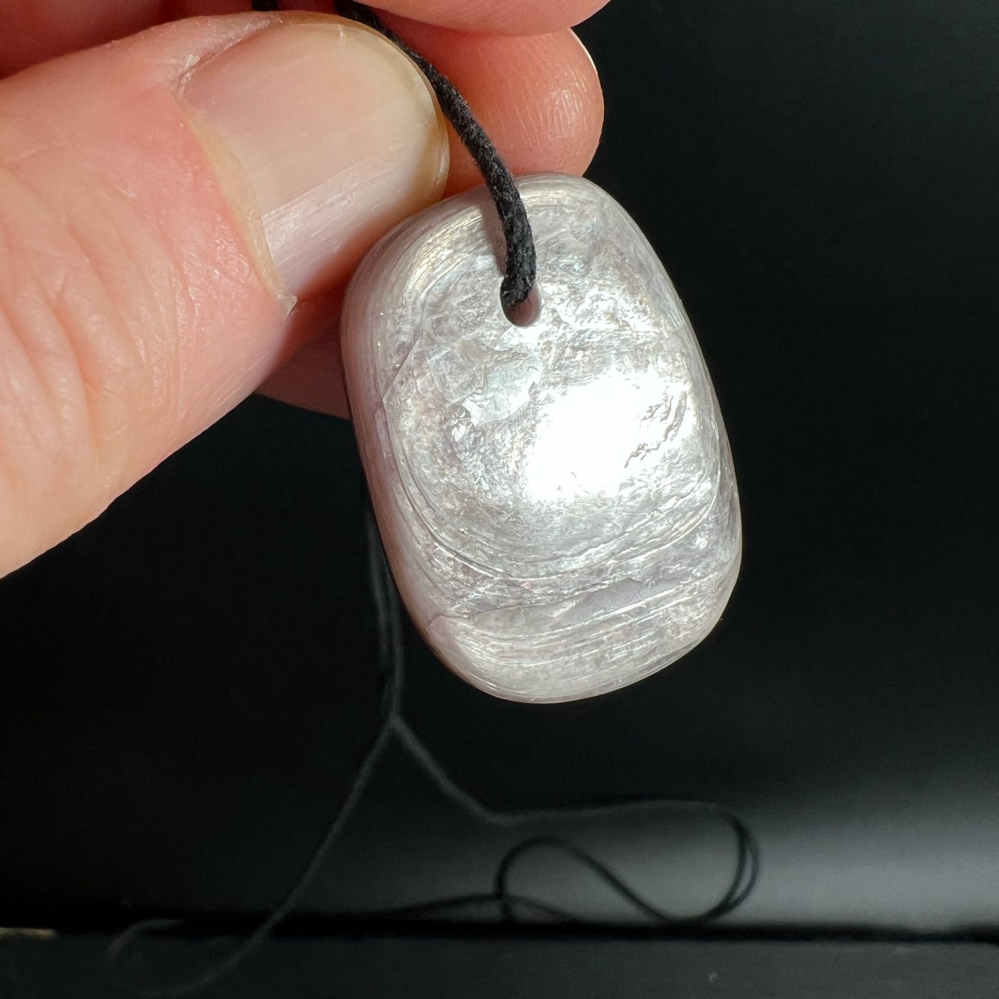 Lithium Lepidolith Unikat | perlmuttartiger Glanz | Hand hält Anhänger | konzentrische Ringe | Happy Minerals