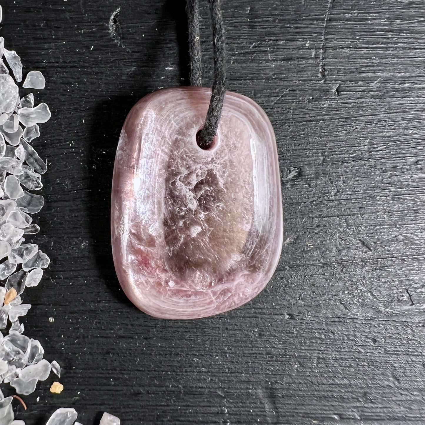 Lithium Lepidolith Unikat | rosa-lila Schimmer | glatte Rückseite | rote Einschlüsse | Happy Minerals