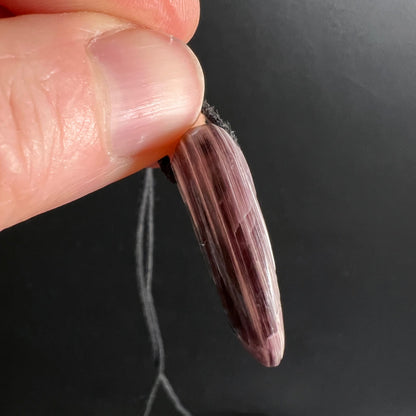 Lithium Lepidolith Unikat | lila-violette Faserstränge | Kante Detailansicht | natürliche Struktur | Happy Minerals