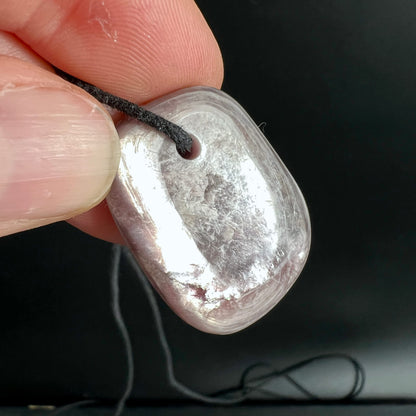 Lithium Lepidolith Unikat | silbrig glänzend | Seitenansicht in Hand | poliert | Happy Minerals