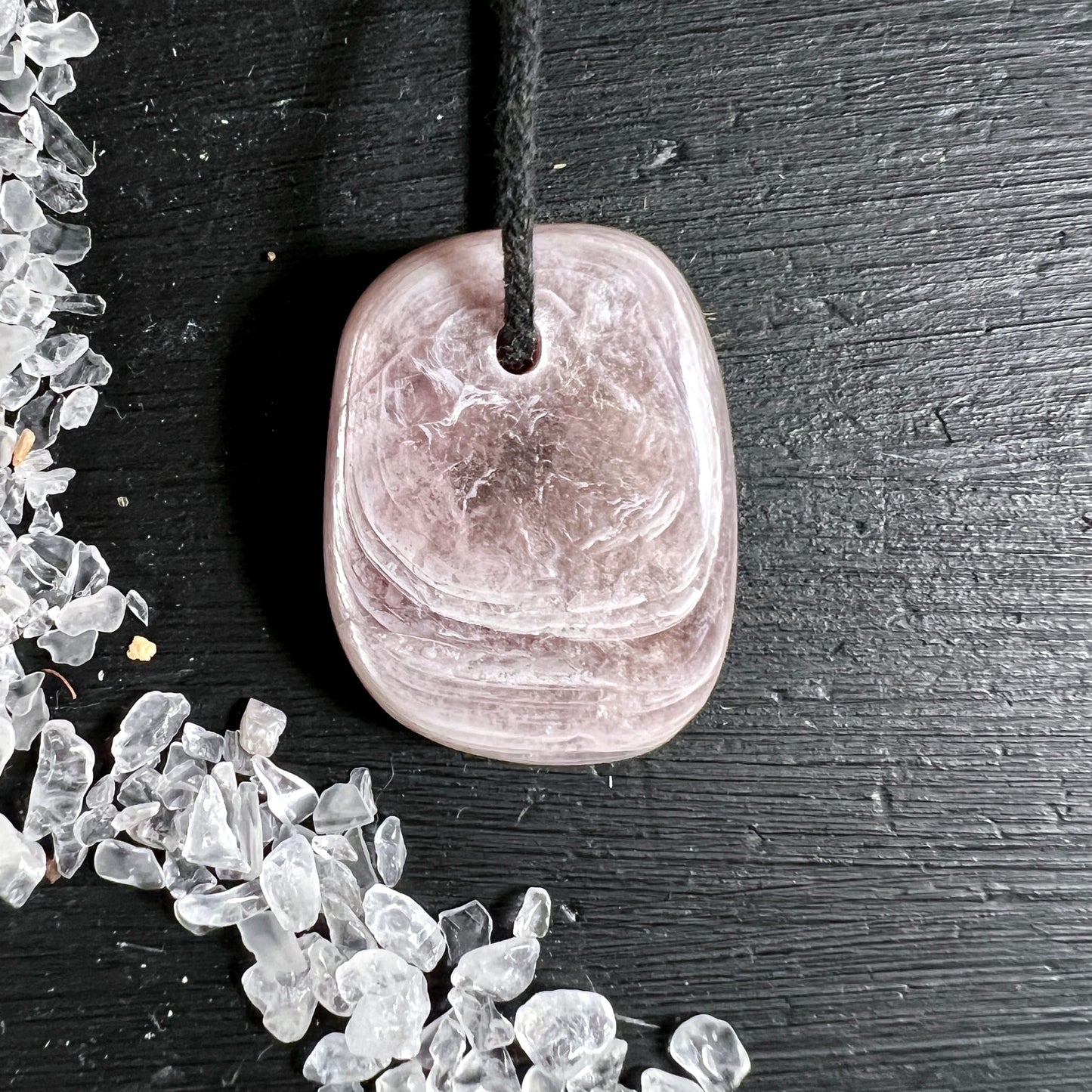 Lithium Lepidolith Unikat | zartrosa Anhänger | konzentrische Schichten | schwarzes Holz | Happy Minerals