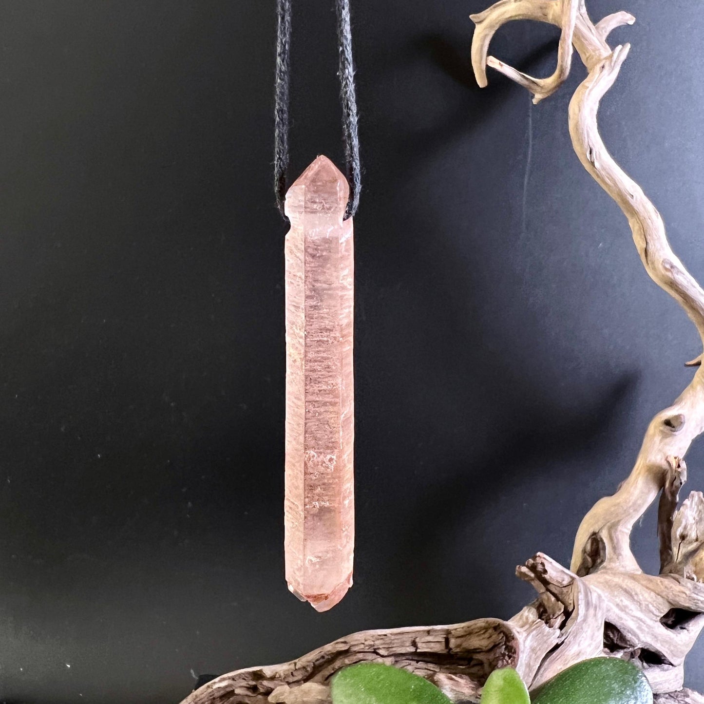 Lithiumquarz Anhänger an schwarzem Textilband haengend