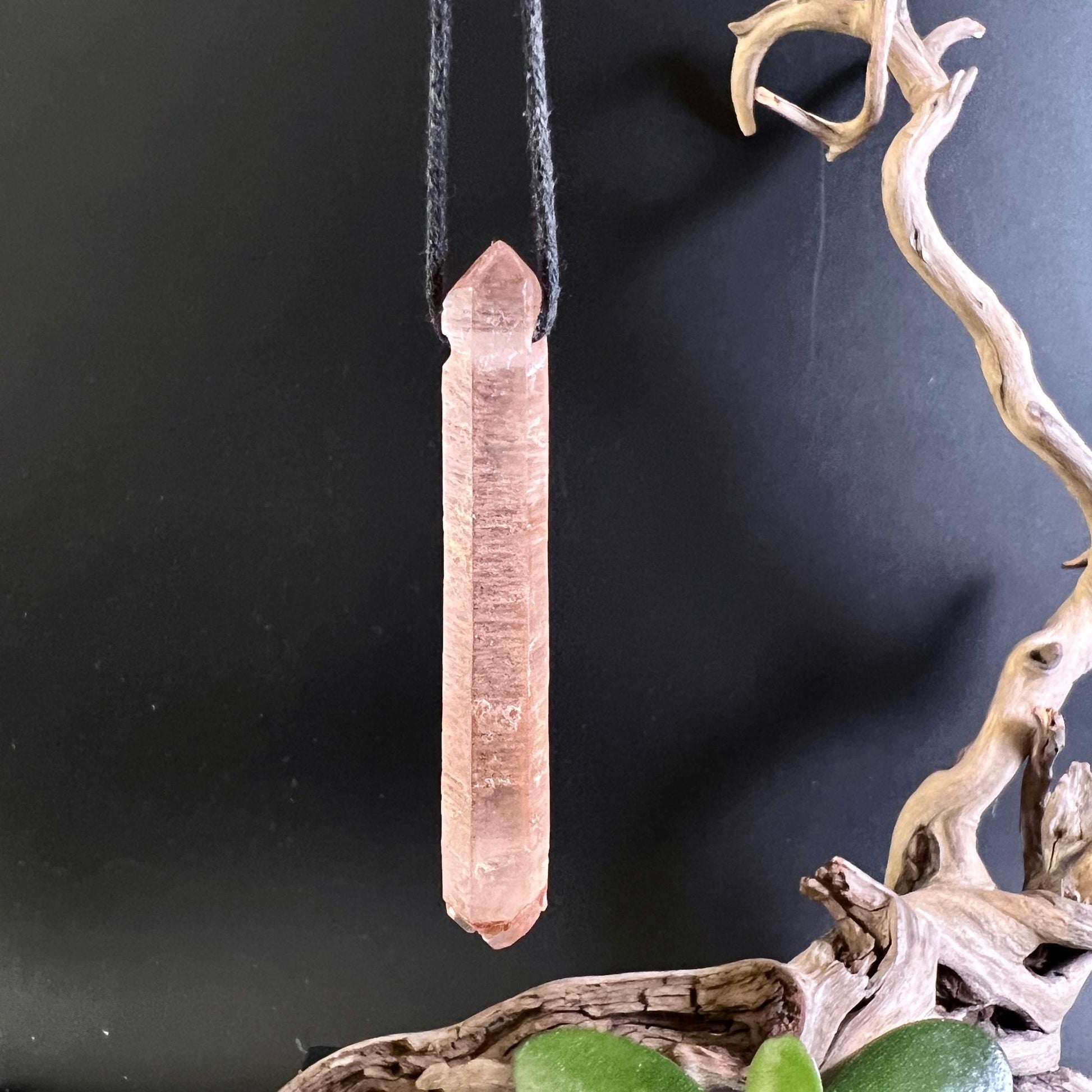 Lithiumquarz Anhänger an schwarzem Textilband haengend