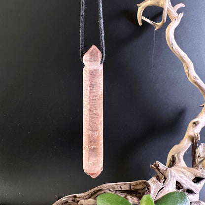 Lithiumquarz Anhänger an schwarzem Textilband haengend