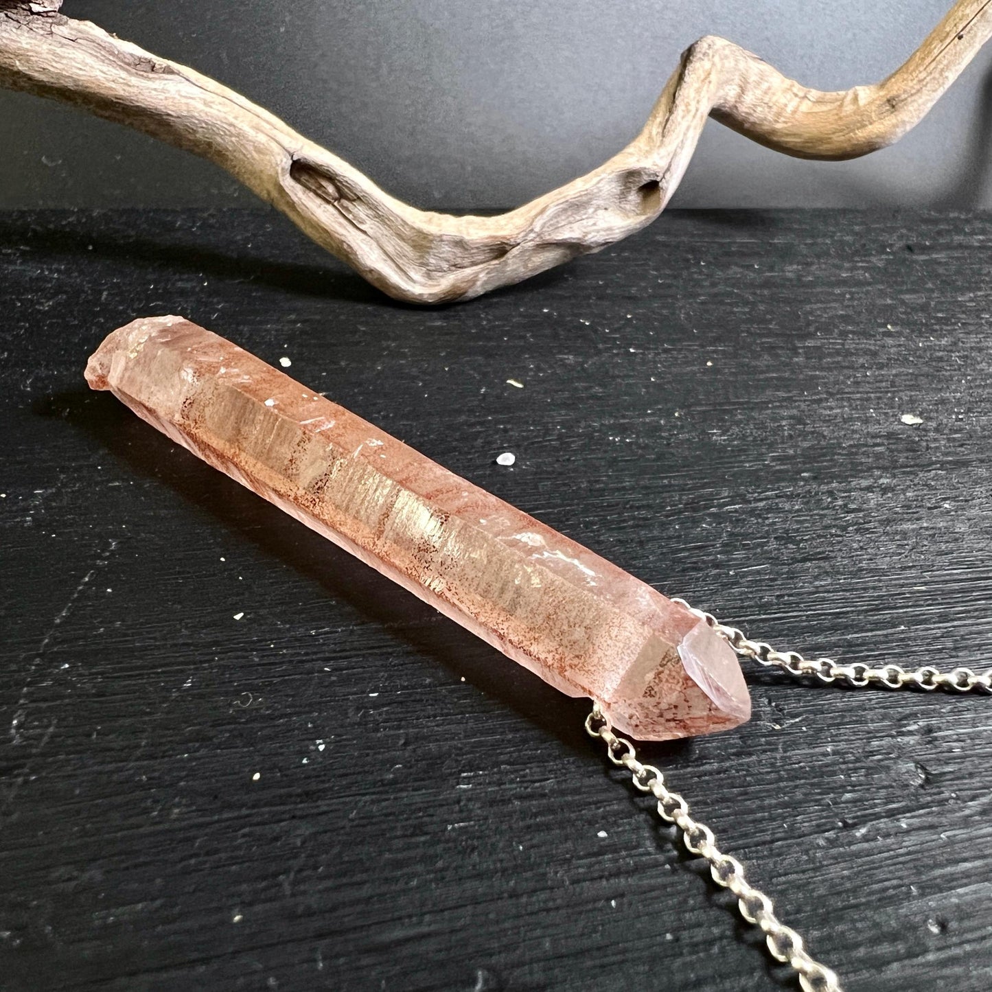 Rosa Lithiumquarz Doppelender Anhänger Seitenansicht mit Wachstumslinien