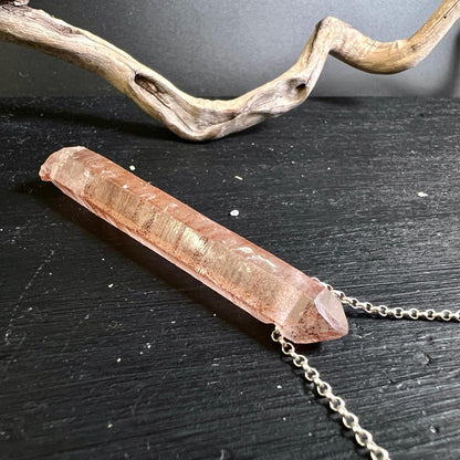 Rosa Lithiumquarz Doppelender Anhänger Seitenansicht mit Wachstumslinien