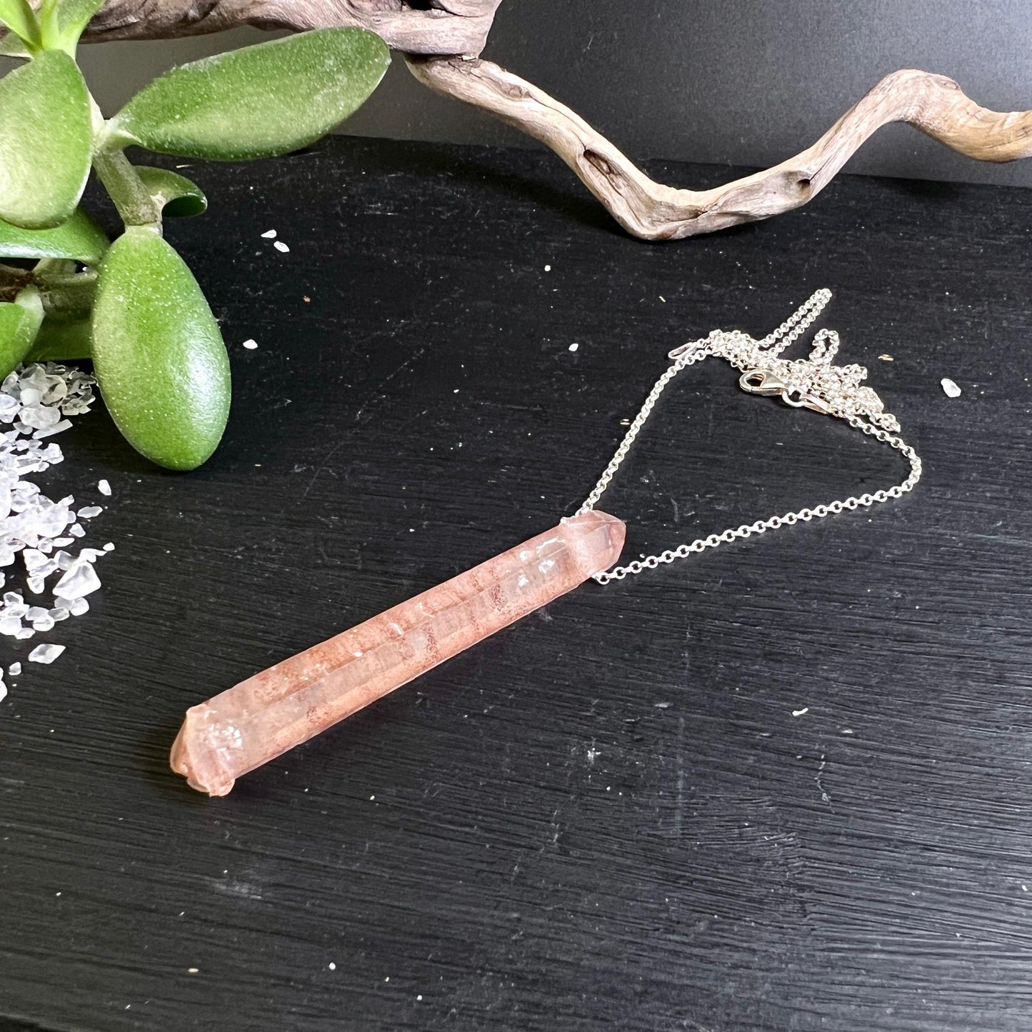 Lithiumquarz Anhänger Doppelender rosa mit Silberkette auf schwarzem Holz