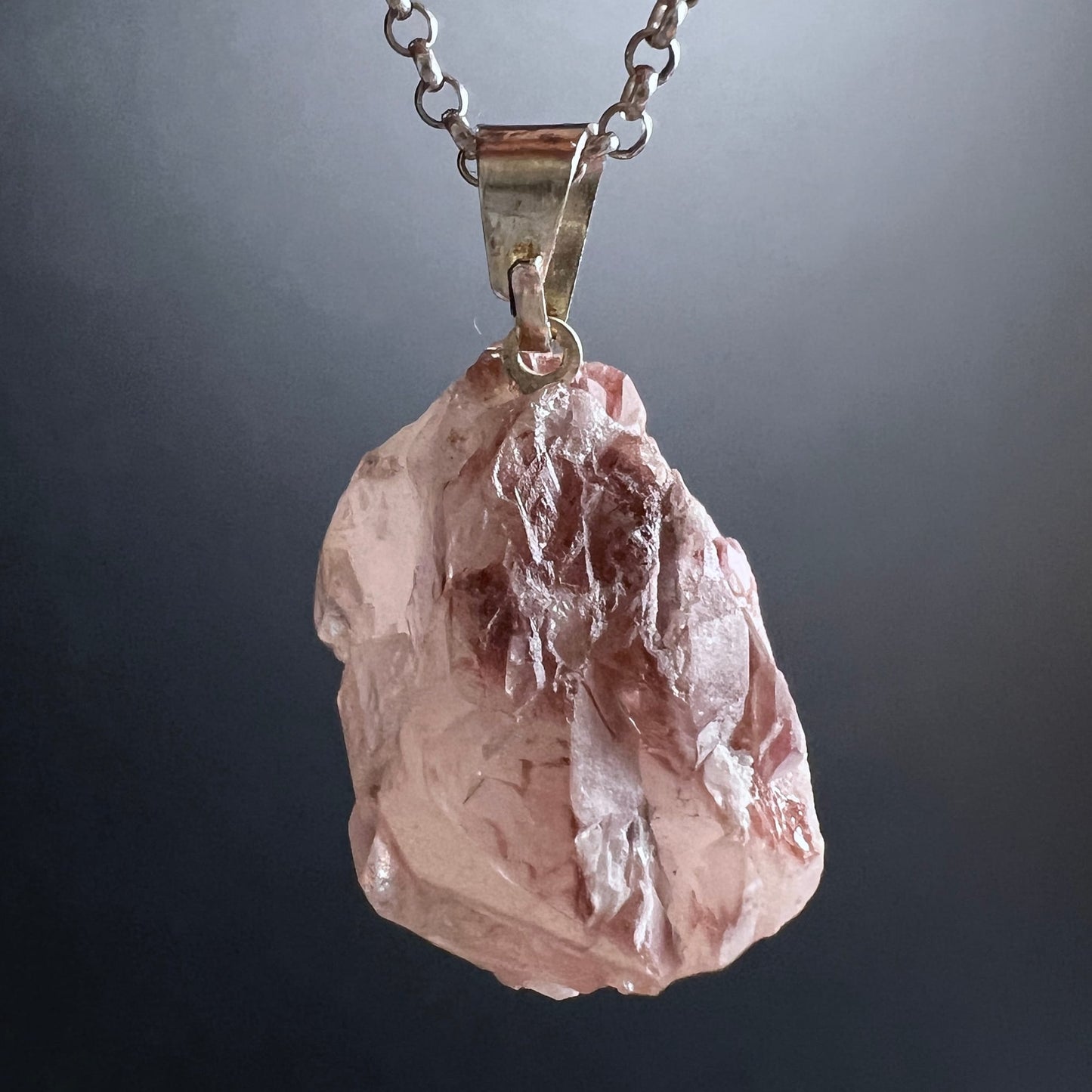 Lithiumquarz Rohstein-Anhänger, zartrosa mit dunkelroten Schlieren, unregelmässige Naturform, mattes Finish | Happy Minerals