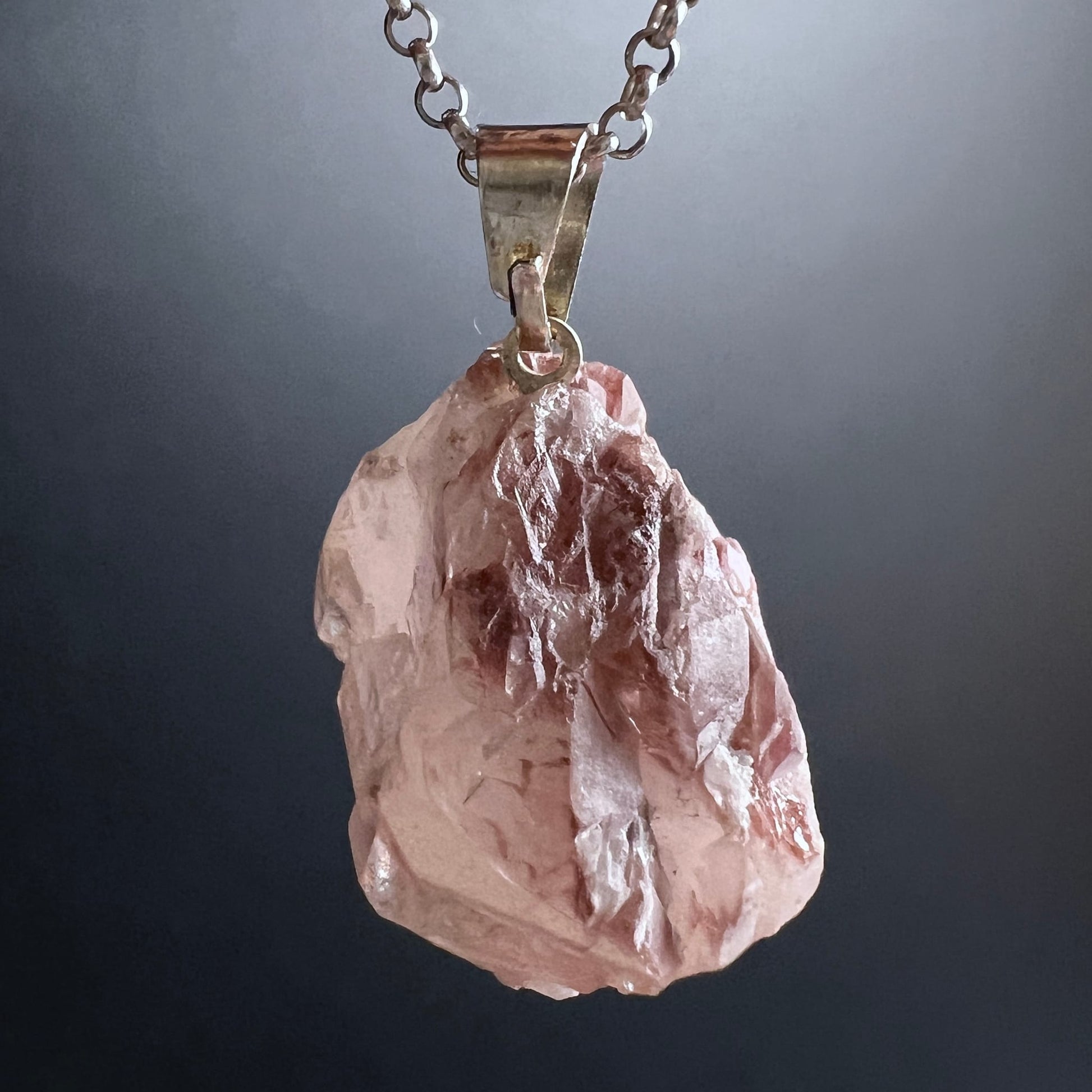 Lithiumquarz Rohstein-Anhänger, zartrosa mit dunkelroten Schlieren, unregelmässige Naturform, mattes Finish | Happy Minerals