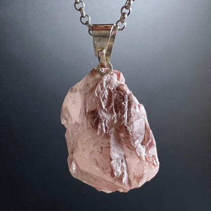 Lithiumquarz Rohstein-Anhänger, zartrosa mit dunkelroten Schlieren, unregelmässige Naturform, mattes Finish | Happy Minerals
